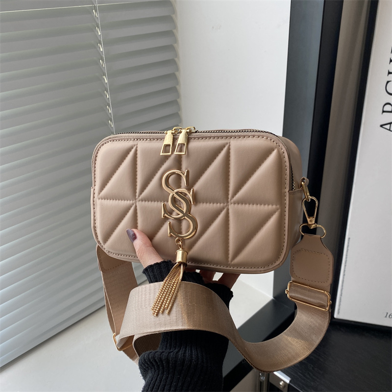 The letter stylish and trendy crossbody bag with diamond-shaped embroidery thread is simple and fashionable. 2024 new single-shoulder women's small square bag full figure
