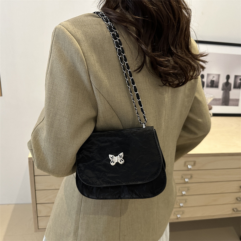 A niche design with a high-quality chain bag for women in the autumn of 2024. This small square bag is a commuter single-shoulder crossbody bag for girls details Picture