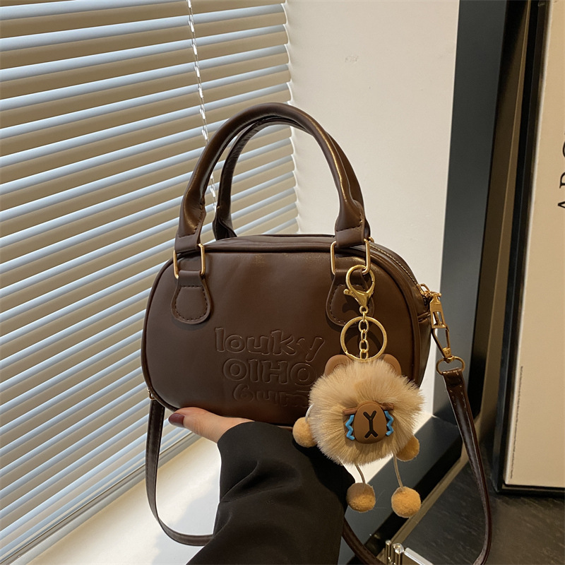A high-end retro handbag for women's winter 2024 trendy commuting single-shoulder crossbody bag full figure