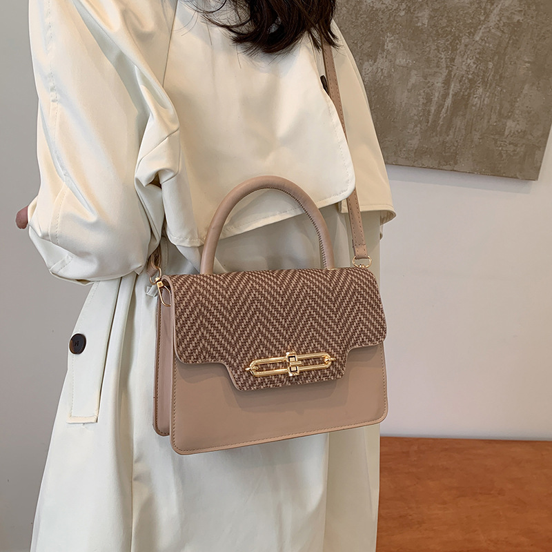 Retro casual hand-held small bag for women, 2025 new Korean style fashionable small square bag, high-end texture, niche crossbody bag details Picture