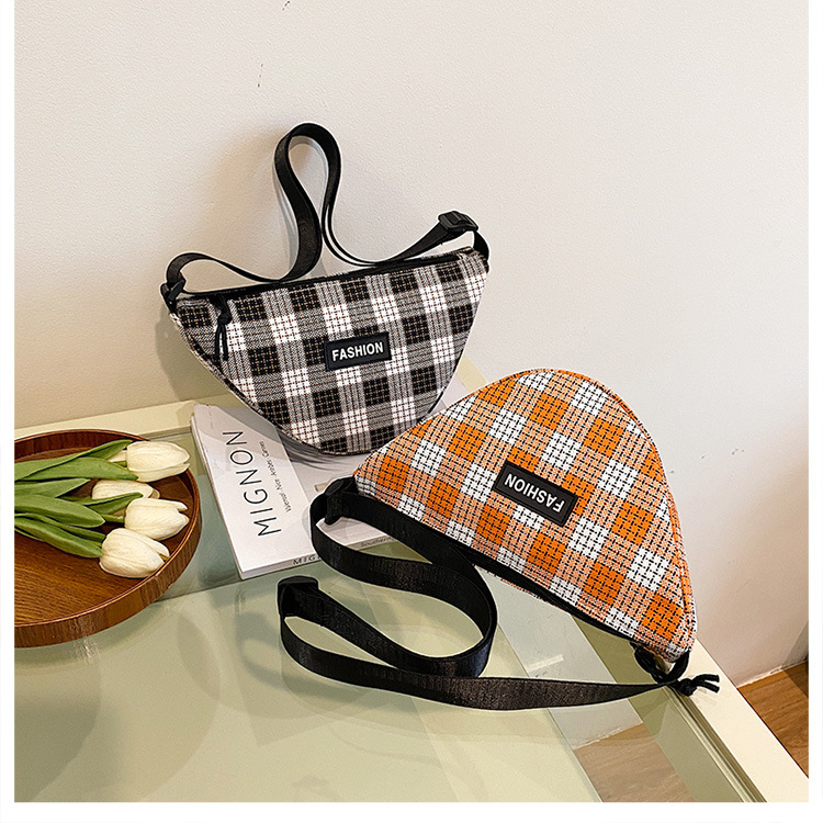 A new trendy and versatile triangular bag, a fashionable and simple single-shoulder bag, and a casual checkered crossbody street style bag for wholesale Application Scenario