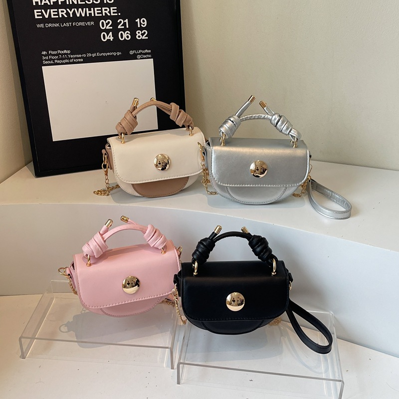 The 2025 new college retro, simple and versatile crossbody bag, a casual commuting single-shoulder bag, is a cross-border trend Application Scenario