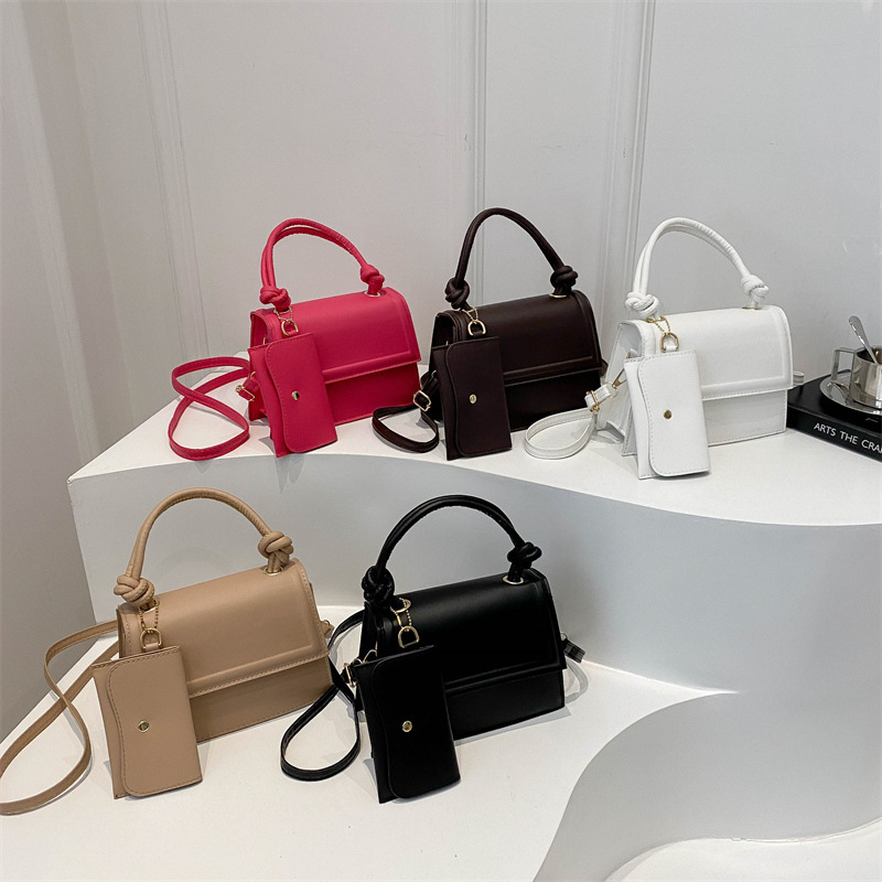 This year, crossbody bags are in vogue. The new summer 2024 collection features fashionable and simple handbags with a minimalist style, including single-shoulder bags and small square bags full figure