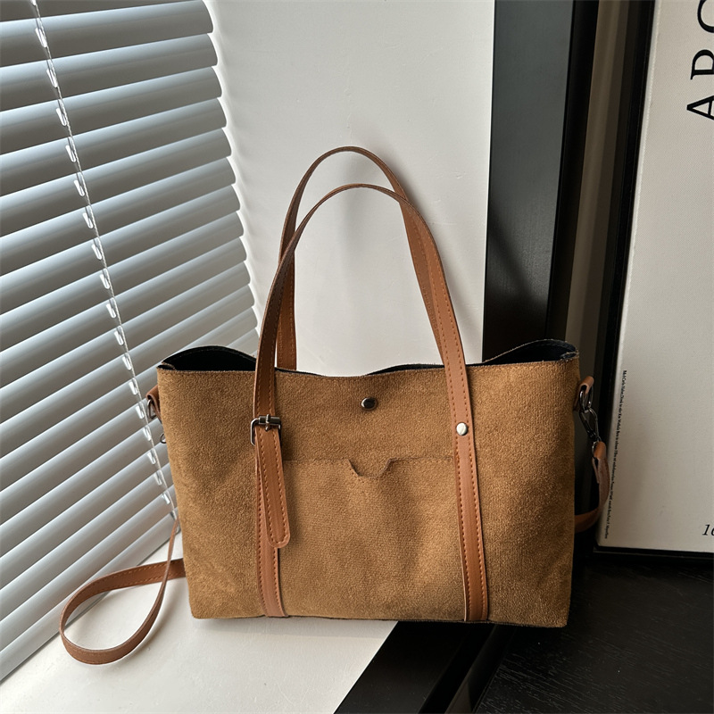 The 2024 autumn/winter new large-capacity, laid-back tote bag for women, with a soft surface texture, is a commuter single-shoulder bag and a crossbody bag full figure
