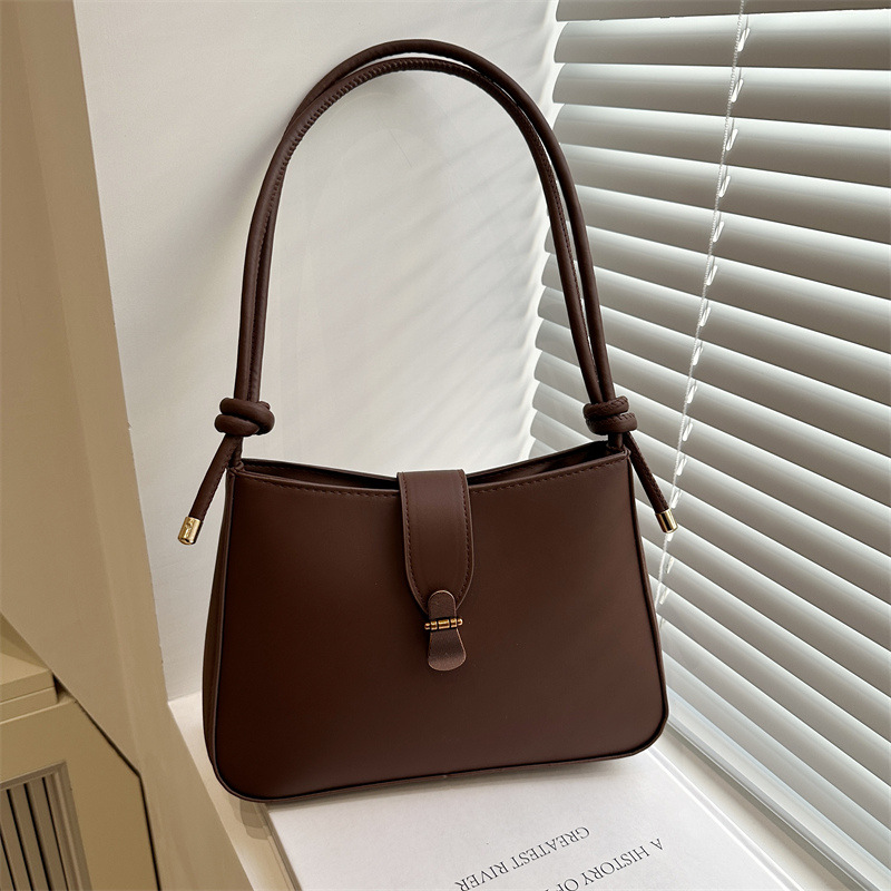 The 2025 new style of unique and niche Korean-style fashionable crossbody bag, a stylish commuter lady's single-shoulder crossbody underarm bag full figure