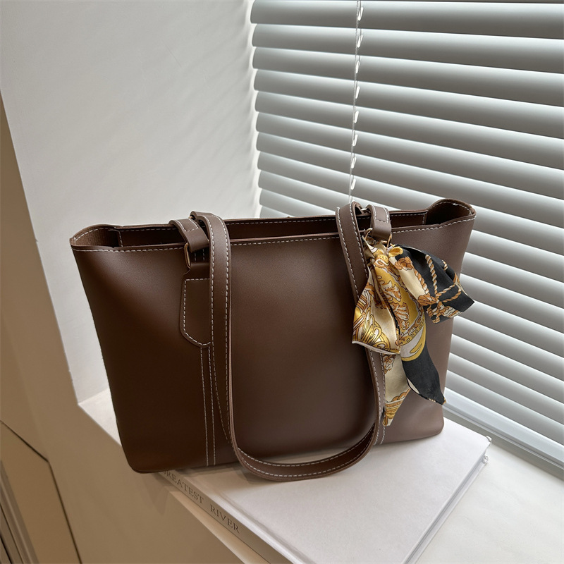 New trendy and niche casual underarm bag with large capacity and retro European and American style, simple ins single-shoulder bag and bucket bag full figure