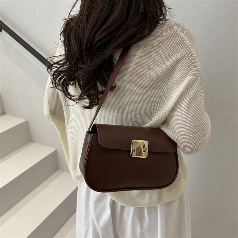 A new high-end and fashionable single-shoulder bag for women in 2025, with a retro texture and a small square design details Picture