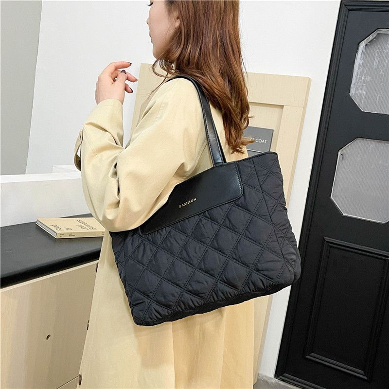 A new large-capacity winter commuting bag with diamond-patterned embroidered thread tote bag, a casual and versatile single-shoulder armpit bag Specification drawing