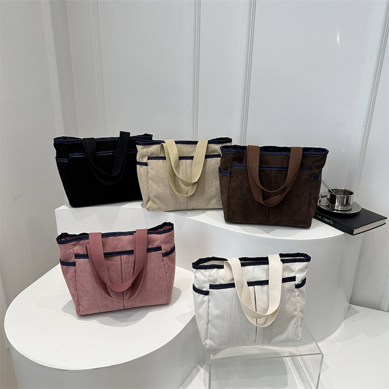 A niche design Japanese-style zipper commuter thickened canvas tote bag, a casual and artistic student simple single-shoulder handbag Application Scenario