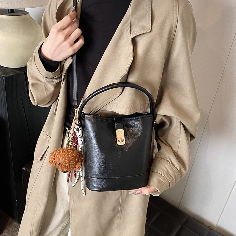 Fashionable and niche bucket bag, popular small bag, winter trend 2024 new retro single-shoulder crossbody bag Application Scenario