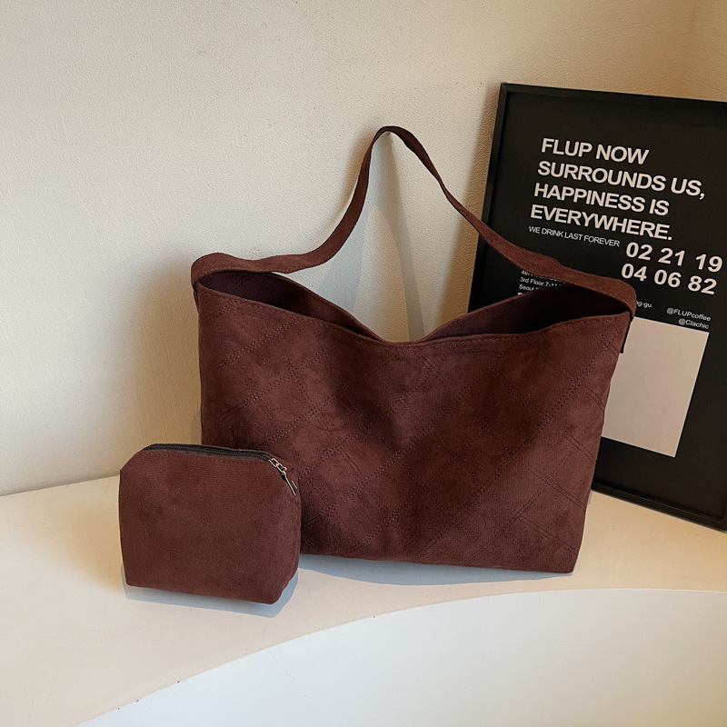 A niche suede tote bag for women, 2024 new winter large-capacity commuter underarm bag, single-shoulder bag, fashionable bag full figure
