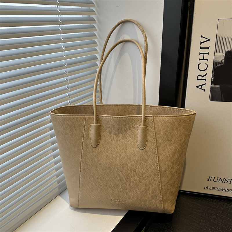 Large-capacity soft surface retro 2024 new solid color fashionable casual commuting simple texture single-shoulder tote bag for women full figure