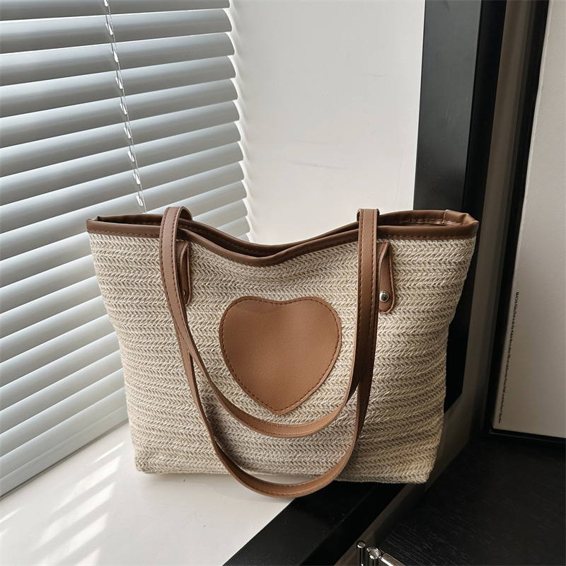 Korean straw woven bag, casual and fresh, single-shoulder heart-shaped spring new fresh bucket bag, hand-held women's bag full figure