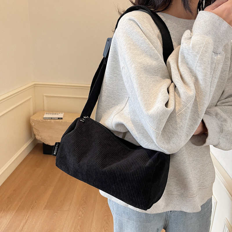 Corduroy bags are versatile for women in winter. The new 2024 fashionable single-shoulder crossbody bag is popular this year, and the women's pillow bag is in fashion Specification drawing