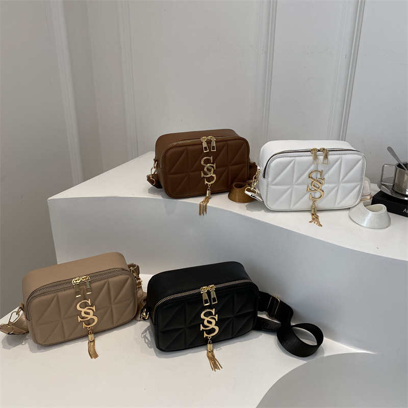 The letter stylish and trendy crossbody bag with diamond-shaped embroidery thread is simple and fashionable. 2024 new single-shoulder women's small square bag Application Scenario