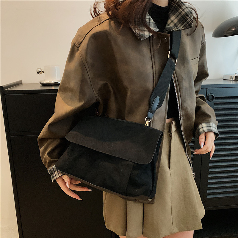 A new cross-border trendy crossbody bag from Japan and South Korea, a deerskin velvet women's bag, a versatile commuting bag, and a single-shoulder handbag details Picture