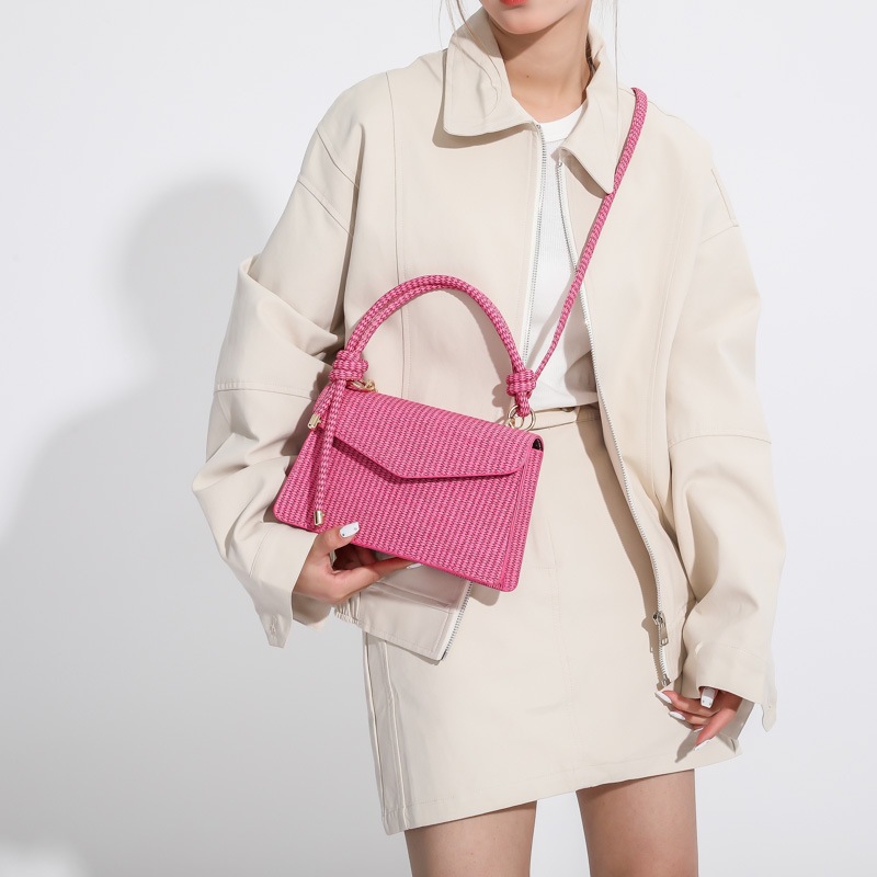 Simple and small square bag for women, 2023 Summer new style, solid color single-shoulder bag, casual handbag, retro crossbody bag Application Scenario