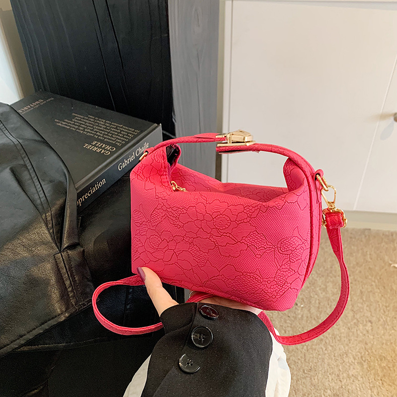 New winter fashion handbags, versatile for women, patterned and textured bucket bag, commuter crossbody bag full figure