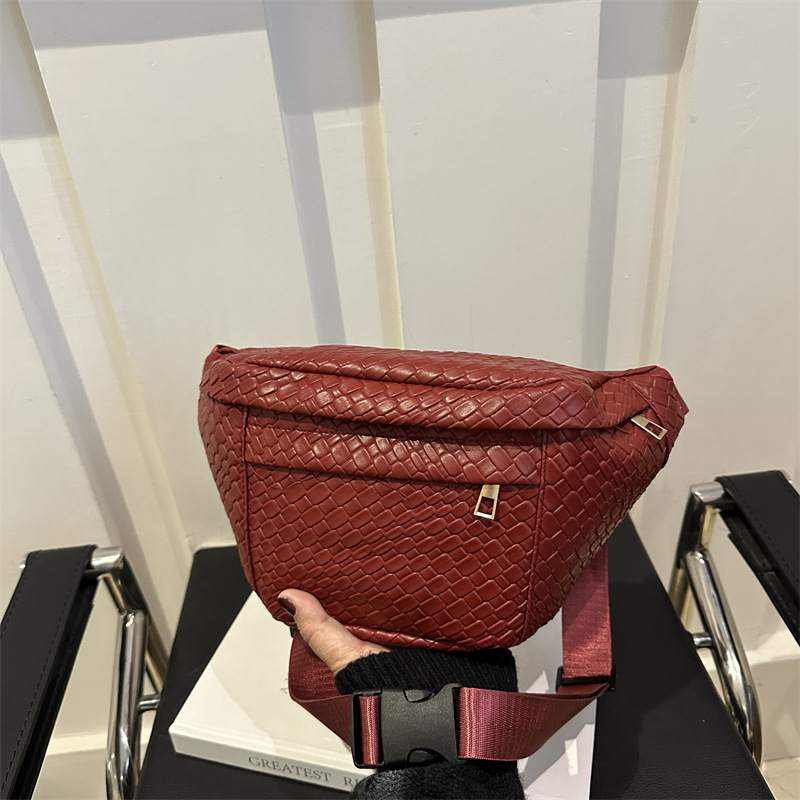 This year, solid-colored casual bags are in vogue. The new spring 2025 collection is versatile and stylish, with an ins saddle bag and a trendy coin purse full figure