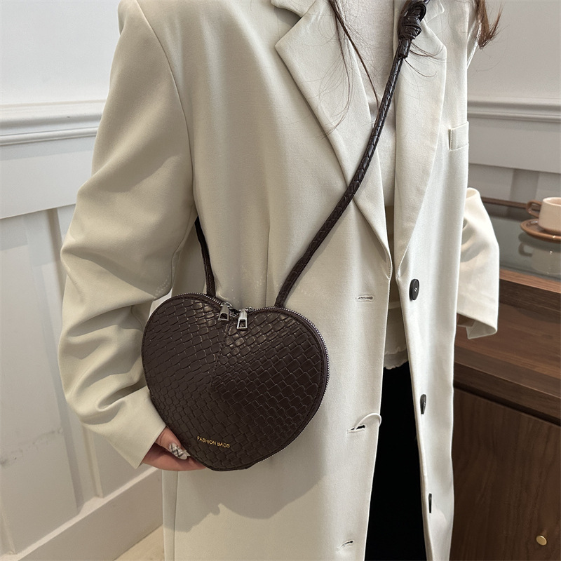 Fashionable heart-shaped small bag for women, Spring 2025 new casual heart-shaped bag, stylish and versatile single-shoulder crossbody bag Specification drawing