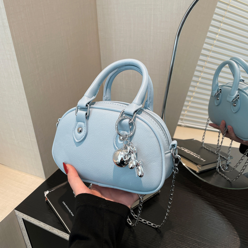 High-end and niche 2024 new versatile single-shoulder crossbody women's bag, fashionable bowling underarm bag, stylish shell bag full figure