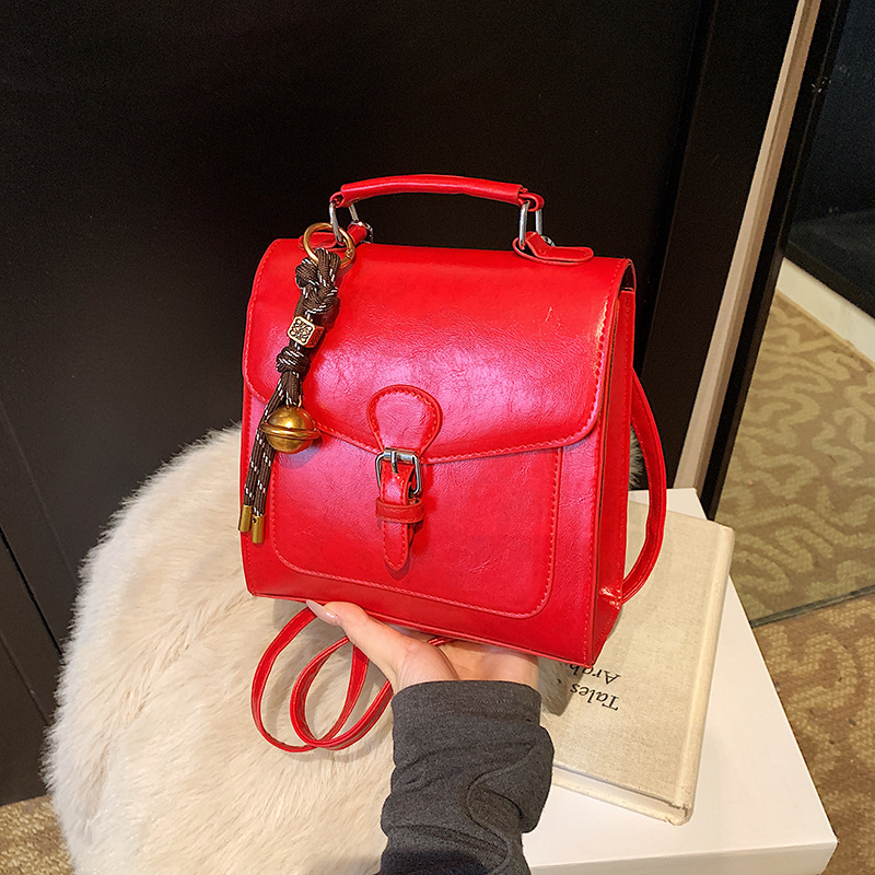 A new spring retro small square handbag with a Japanese and Korean school style, a stylish commuting backpack for female students attending classes full figure