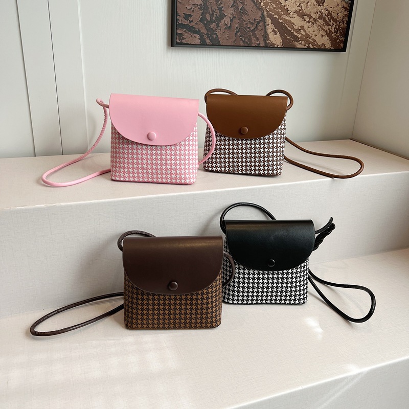 The niche Maillard retro 2024 new bag, a stylish and versatile small square bag with a single shoulder and a stylish crossbody Application Scenario