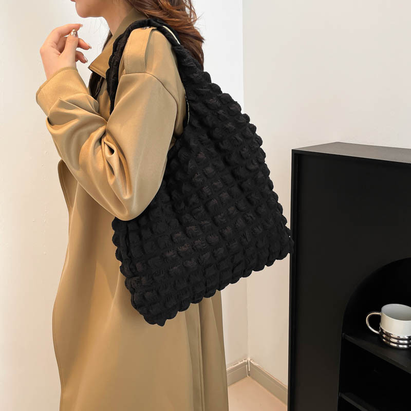 A fresh and clean pleated bubble bag for women, 2024 new style floral sweet tote bag, large capacity, simple single-shoulder handbag details Picture