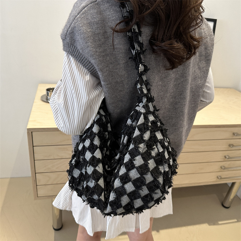 Fringed denim bag with a unique design sense for women, underarm bag with a high-end texture, single-shoulder crossbody bag, hand-held dumpling bag Specification drawing