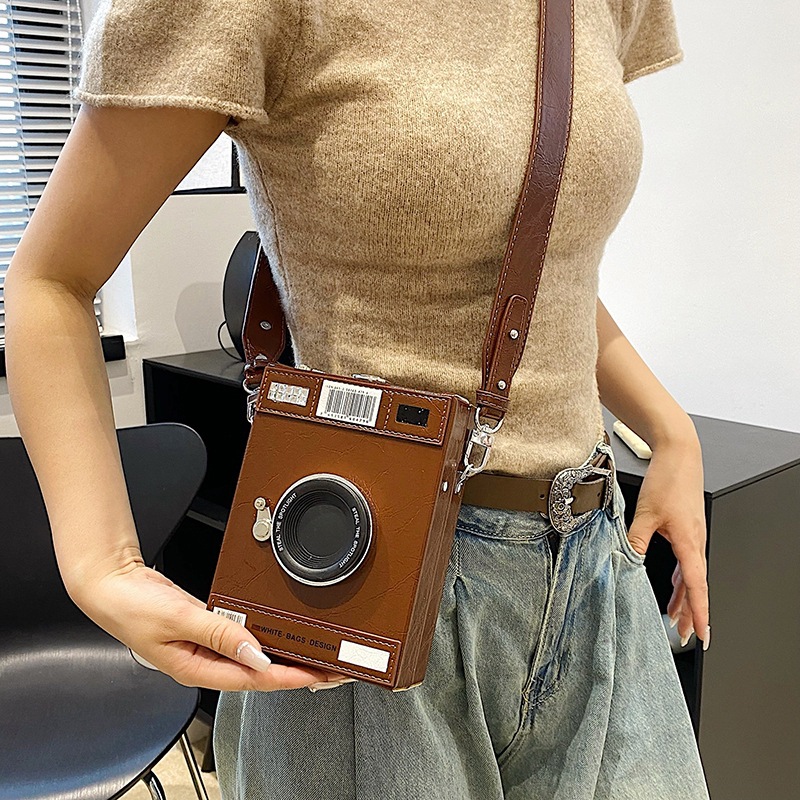 Single-shoulder retro camera box bag, retro oil wax leather design, small square bag with stitching, small square bag camera bag details Picture