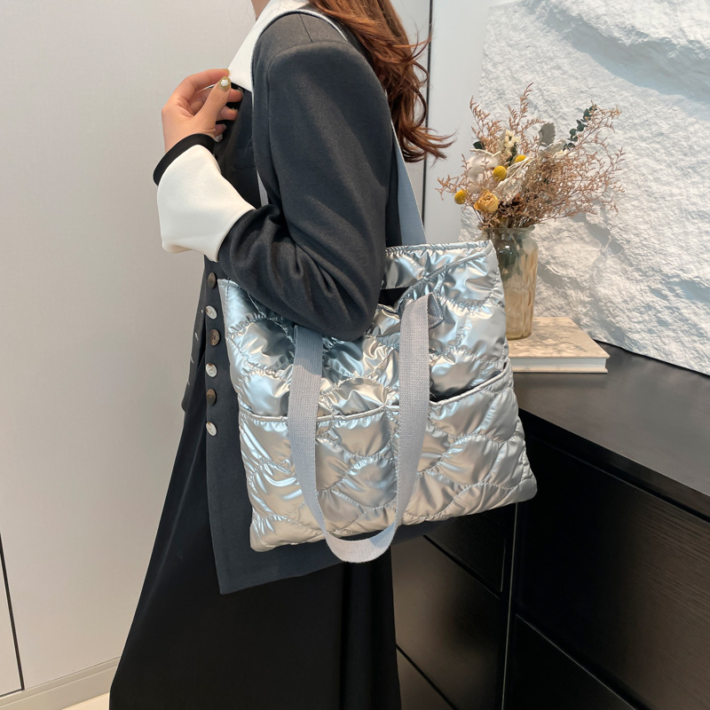 This is a new winter collection of fashionable and casual tote bags for women, featuring a large capacity and a simple yet retro style Specification drawing