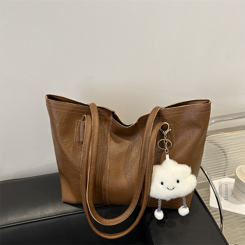 A new 2024 winter versatile and simple handbag with a large capacity single-shoulder tote bag for casual work and commuting full figure