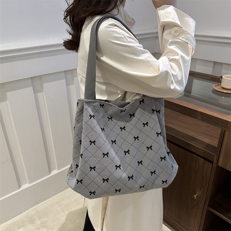2024 New underarm bag, corduroy butterfly print, fashionable and casual single-shoulder bag, hand-held large-capacity tote bag for women Specification drawing