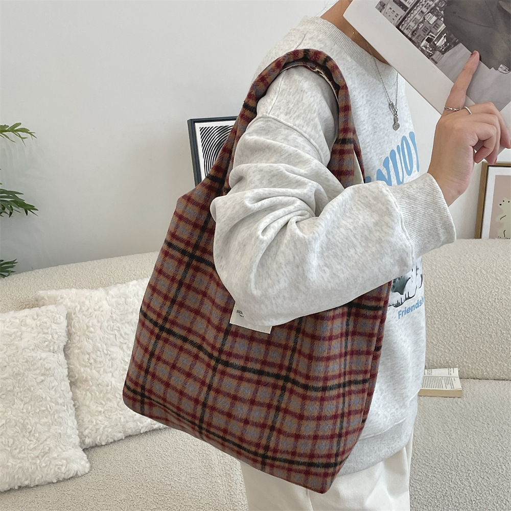410262 Fashionable and versatile woolen retro checkered single-shoulder fabric bag for women's casual autumn and winter portable commuting vest bag Specification drawing