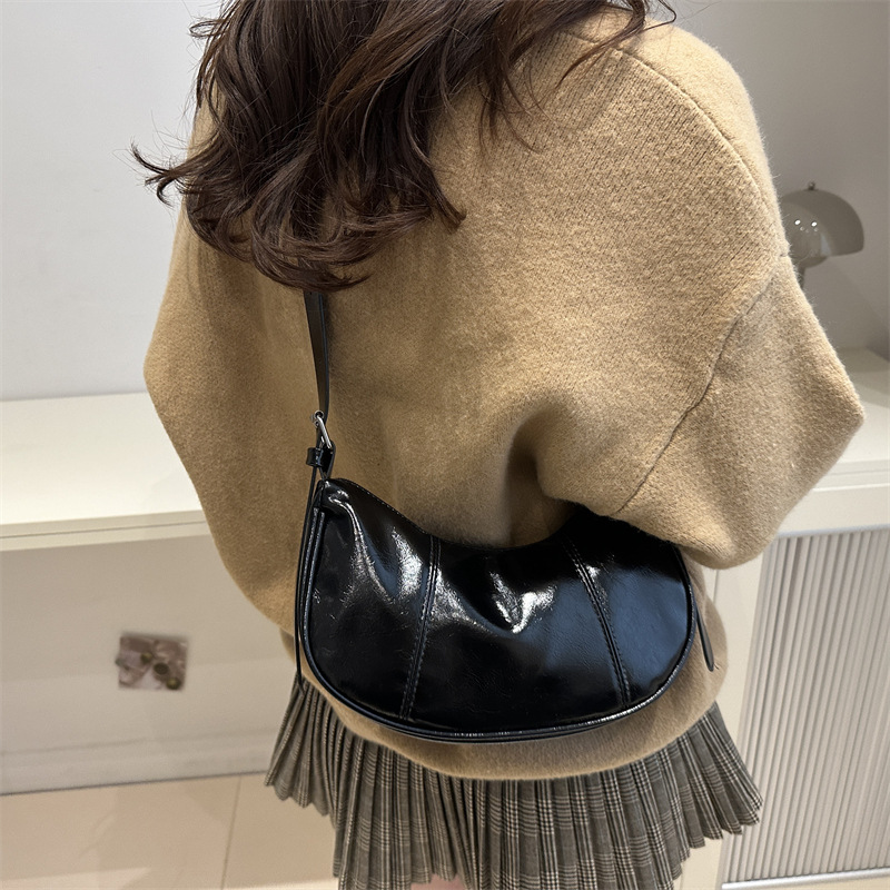Korean niche design underarm bag for women 2024 autumn New high-end bag, silver crescent bag, single-shoulder crossbody bag details Picture