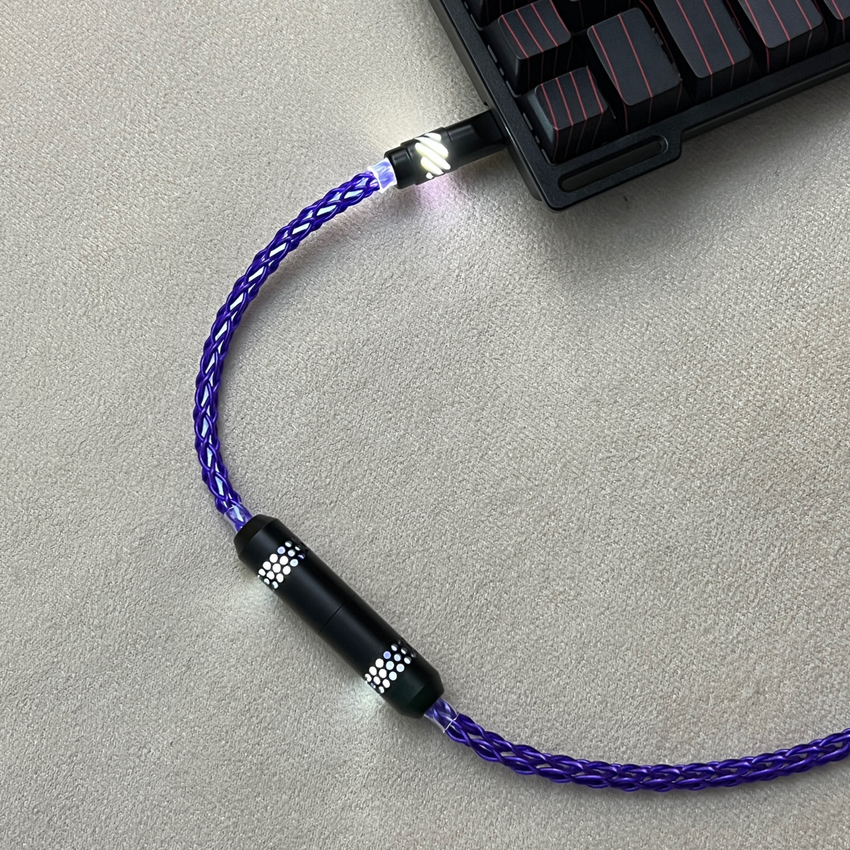 Customized luminous hollow honeycomb mesh tube white light single crystal copper aviation plug-in cable 8K magnetic axis keyboard data cable charging cable Specification drawing