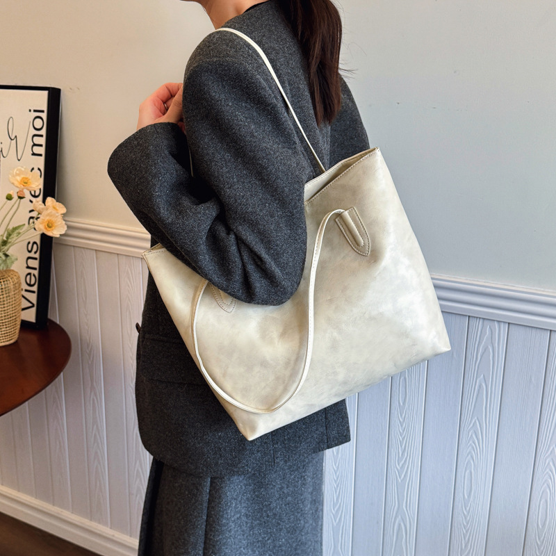 Korean style large-capacity handbag for women 2024 new trendy retro single-shoulder tote bag for work and commuting details Picture