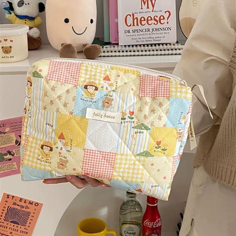 Japanese-style simple hand-held makeup bag, student portable, large-capacity, cute, high appearance level storage bag, pen case storage bag Application Scenario