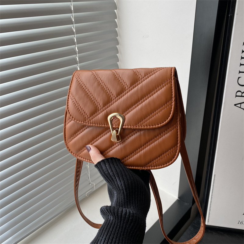 The 2024 new stylish lockstitch diamond-shaped casual commuting bag, a trendy single-shoulder crossbody small square women's bag, is a cross-border trend full figure