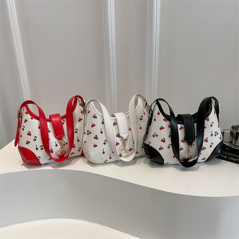 Simple and large-capacity crossbody bag for women 2025 new style, versatile strawberry print single-shoulder underarm bag, small square bag Application Scenario