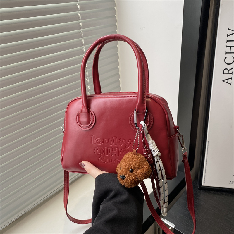 A new style of elegant casual bag for women in 2025, featuring a fashionable and simple style, is a casual hand-held shoulder bag and a crossbody bag full figure