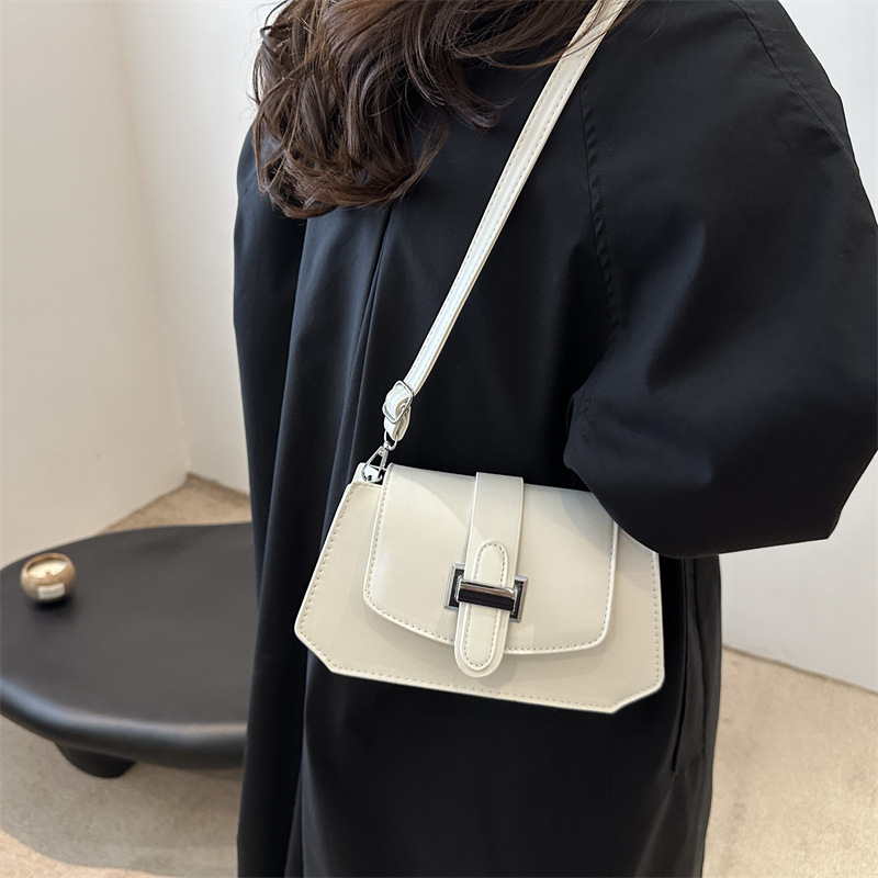 A retro and casual European and American fashion and individuality handbag, a new 2024 commuter trend single-shoulder crossbody small square bag details Picture