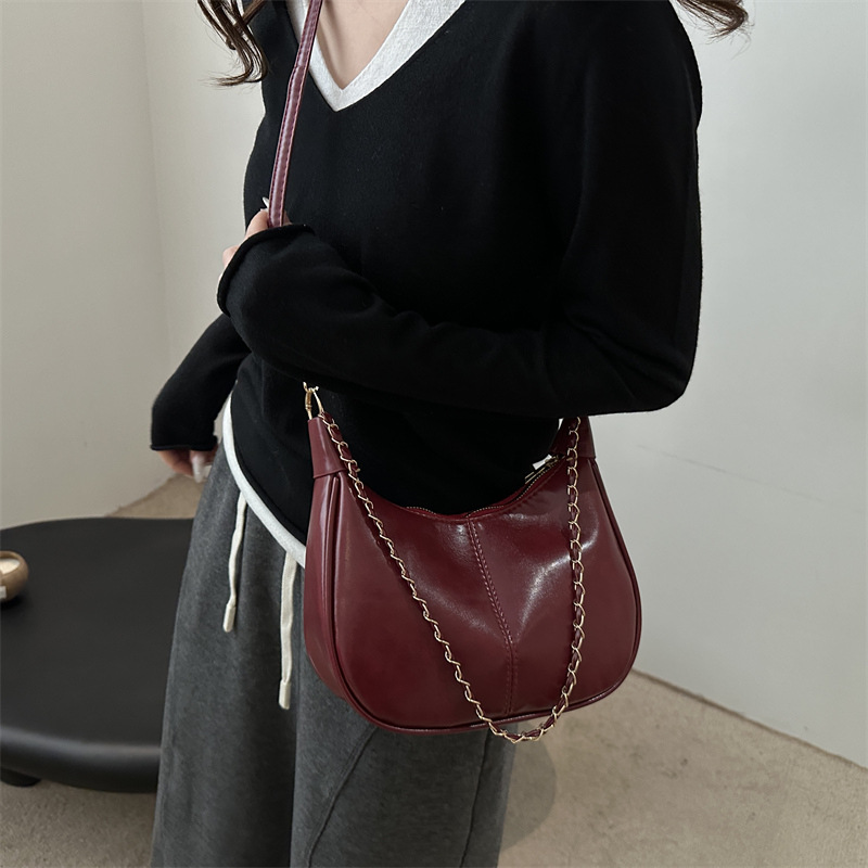 This year's popular underarm bags are the 2025 retro chain pillow bag, a fashionable and stylish single-shoulder bag, and a versatile crossbody bag details Picture