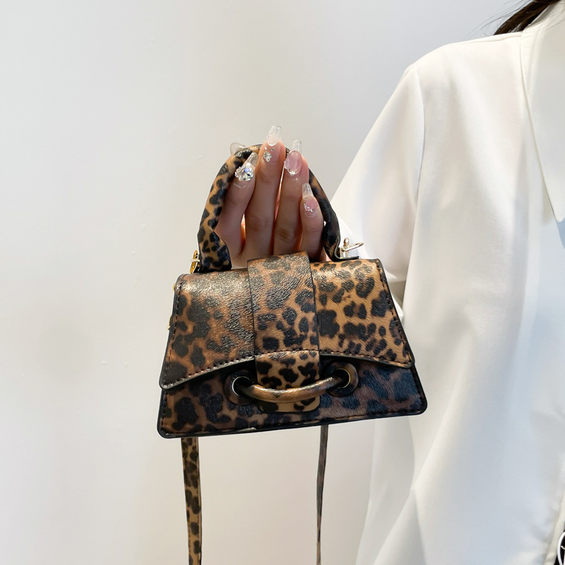 A high-end leopard print women's 2025 new style, trendy, versatile and fashionable single-shoulder crossbody bag for ladies full figure