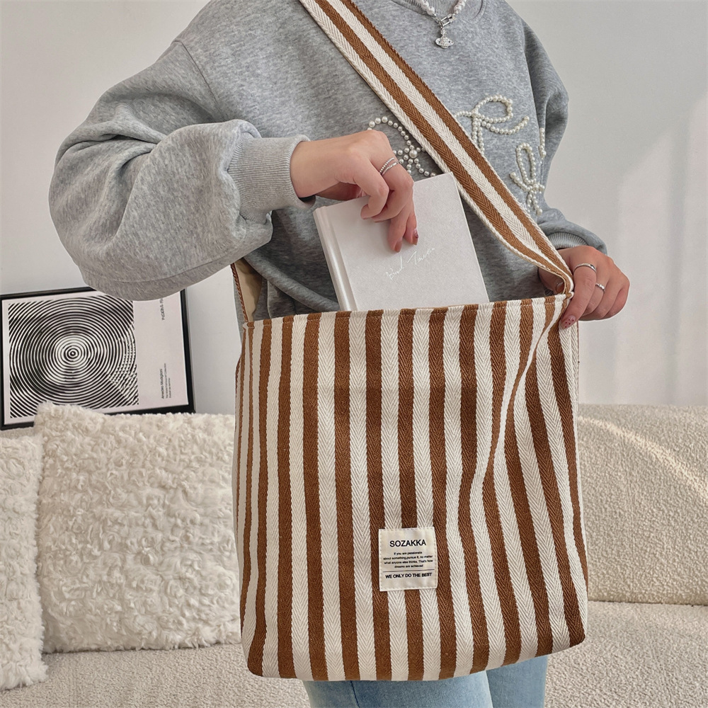48302 canvas bag for women, trendy striped fashion, versatile shoulder bag, one for shopping, and a commuting shoulder bag Application Scenario