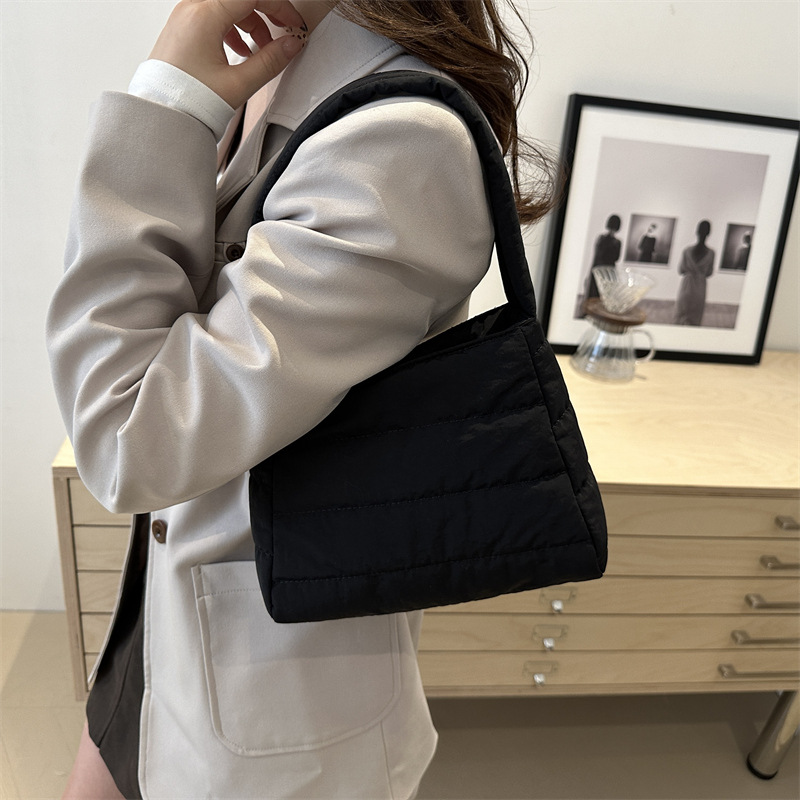 This year's Korean version of casual cotton-padded jacket bag, light and casual single-shoulder bag, stylish solid-colored small square bag, embroidered thread underarm bag details Picture