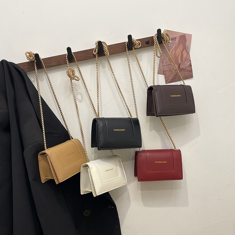 This is a new retro, fresh and small square bag that is simple and fashionable. It features a small chain and is a niche single-shoulder, underarm, and multi-layered commuting bag Application Scenario