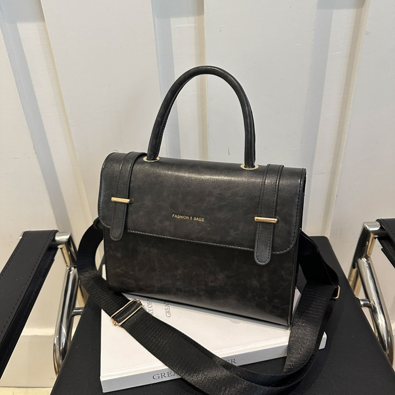 A niche design small bag for women in the winter of 2024, a fresh, fashionable and casual single-shoulder bag, a fashionable crossbody bag full figure