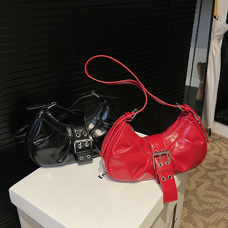 A niche retro pleated bag for women, 2024 new motorcycle and hot girl style, belt buckle single-shoulder underarm bag, crossbody bag Application Scenario