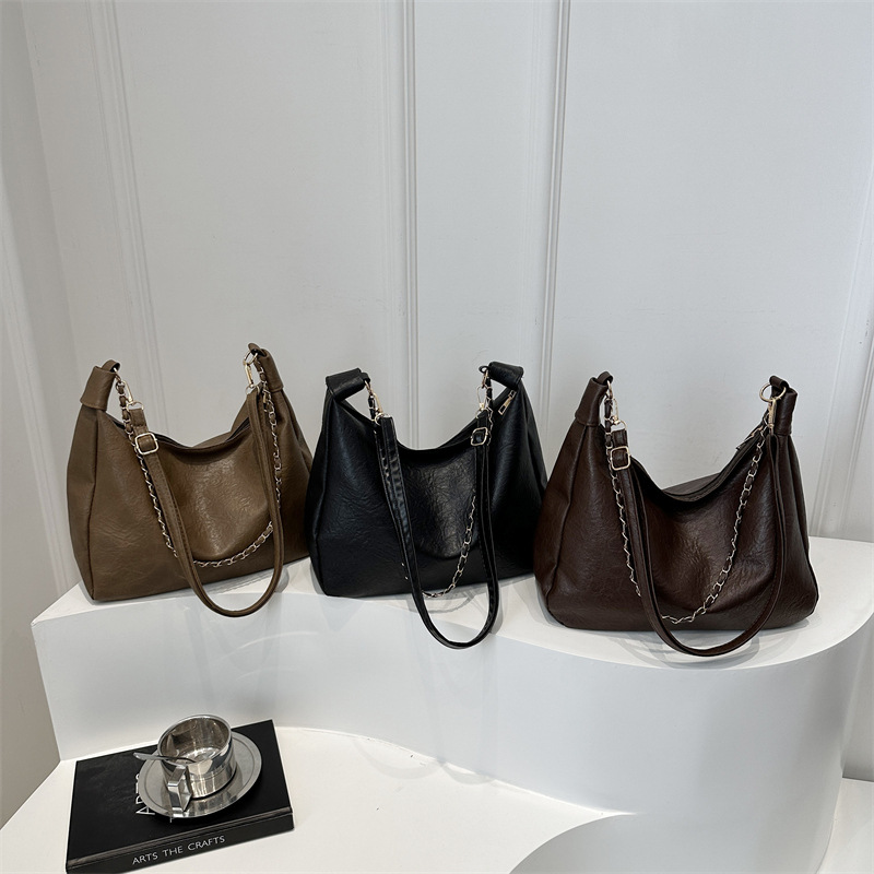 Soft surface solid color large capacity 2024 new winter casual chain commuting crossbody single-shoulder underarm tote women's bag Application Scenario